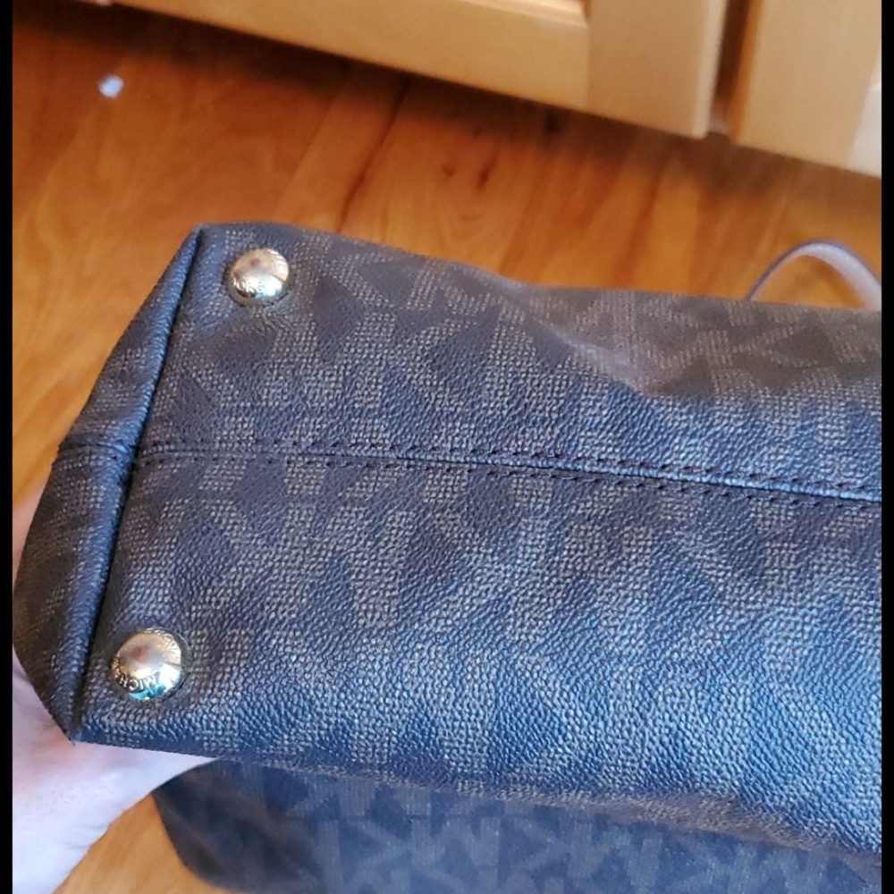 Michael Kors Jet Set Signature Tote - Picture 9 of 16